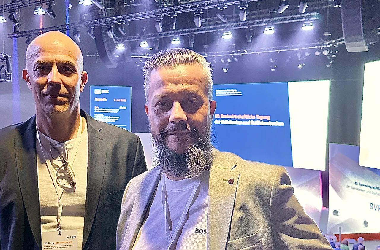 Foto von Markus Rudde und Arne Holtz in der Uber Eats Arena in Berlin